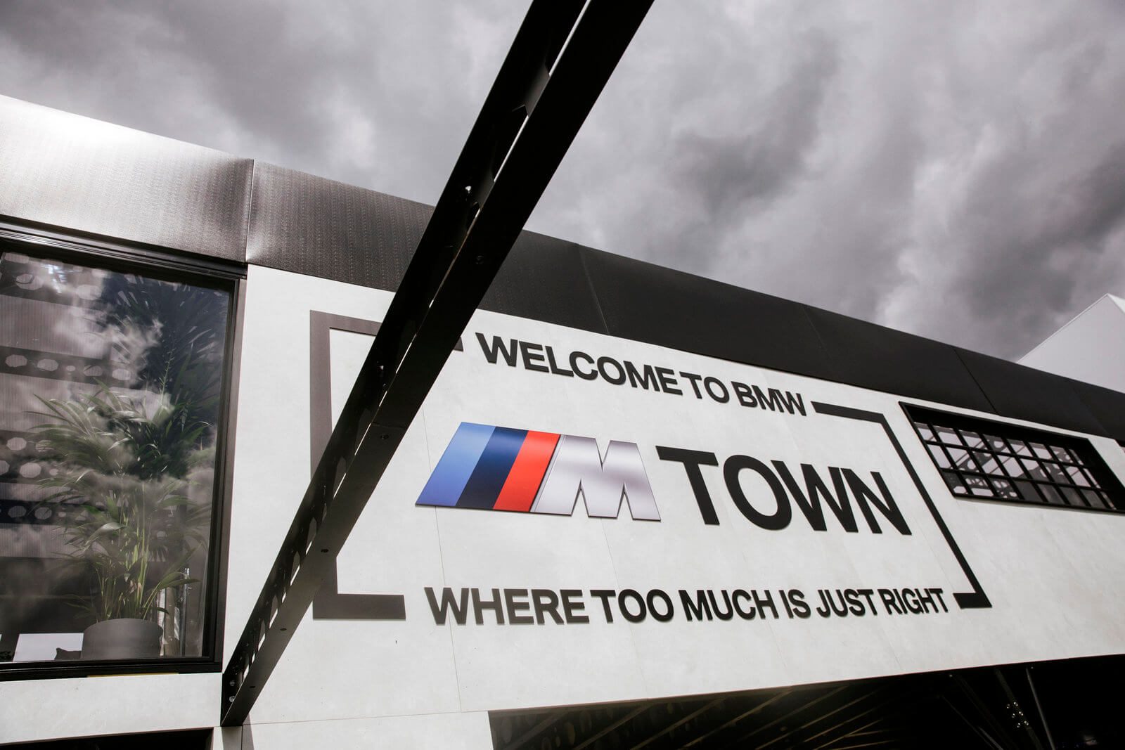 BMW Stand  - slide 0